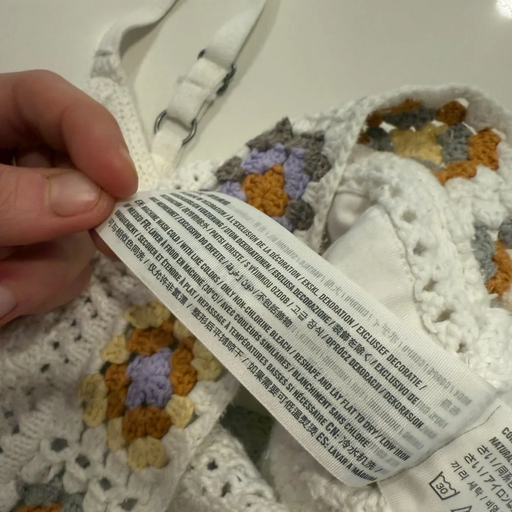 Hollister White Crochet Crop Top with Multicolor Floral Accents - Picture 6 of 7